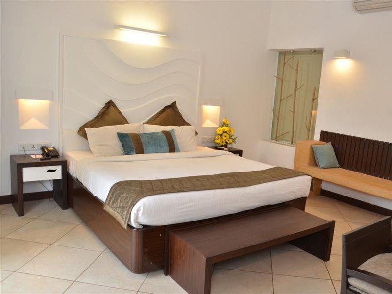 Sonesta Inns Beach Resort - Candolim Beach Exterior photo