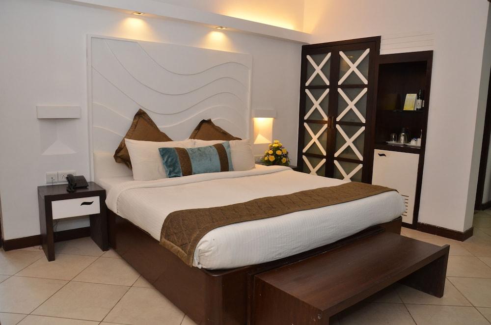 Sonesta Inns Beach Resort - Candolim Beach Exterior photo