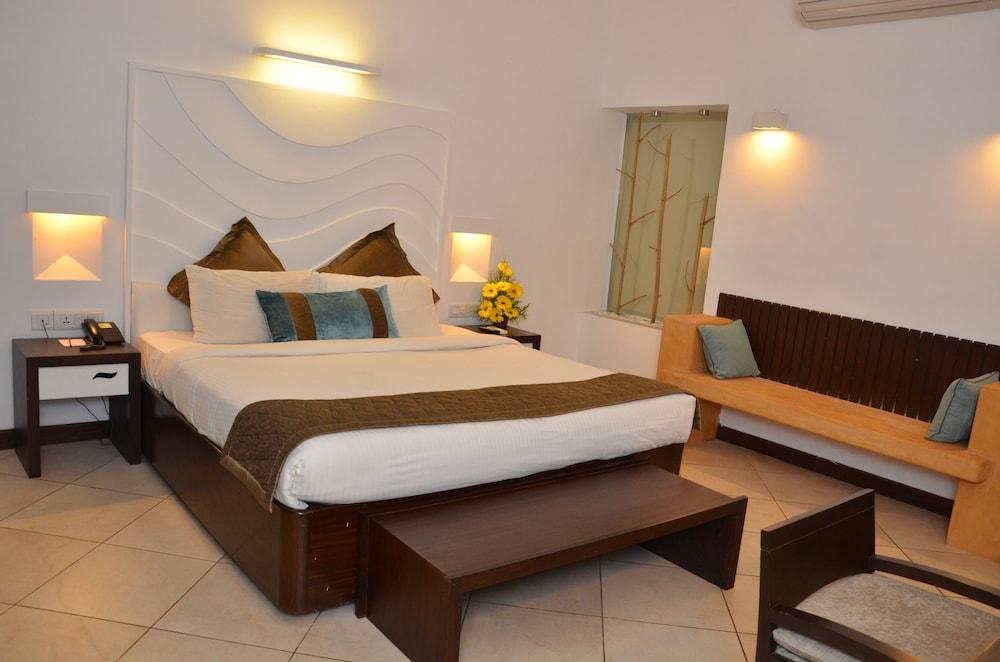 Sonesta Inns Beach Resort - Candolim Beach Exterior photo