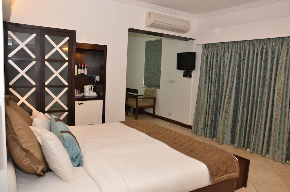 Sonesta Inns Beach Resort - Candolim Beach Exterior photo