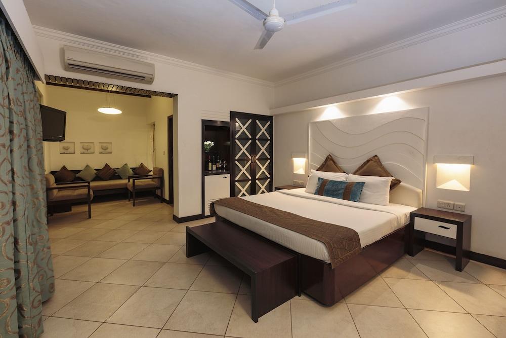 Sonesta Inns Beach Resort - Candolim Beach Exterior photo